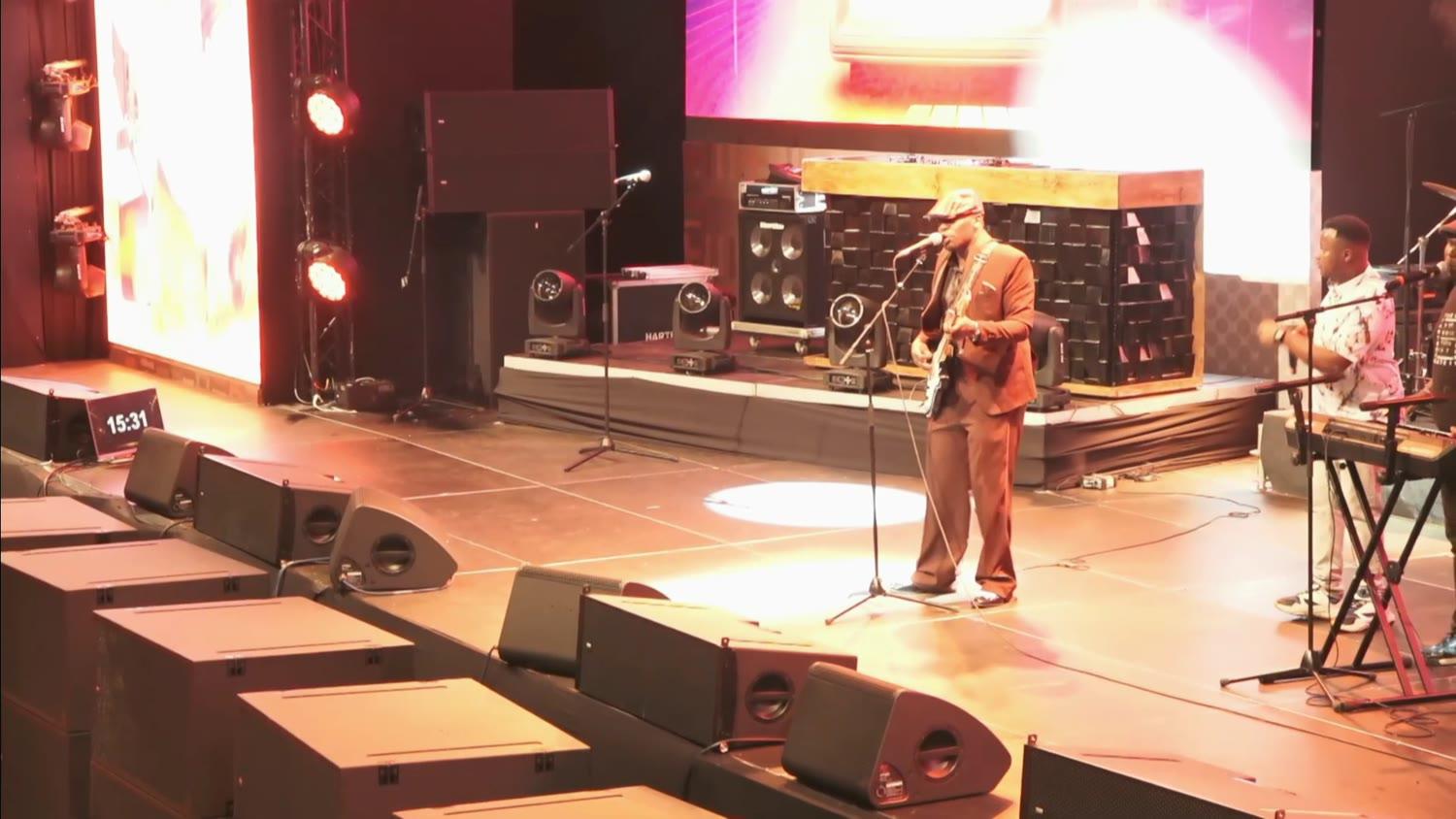 Live band, full stage